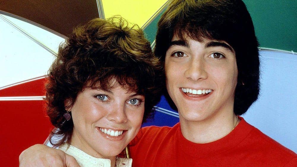 Main cast of "Joanie Loves Chachi" smiling together.